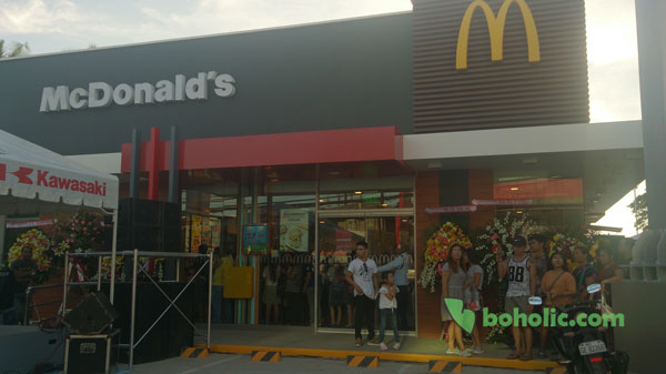 McDonald’s Craze on the Opening Day in Tagbilaran City